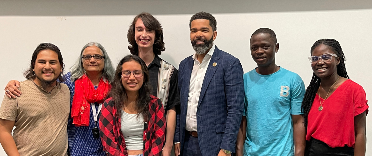Honors students pose with Glassman speaker Mayor Chokwe Antar Lumumba