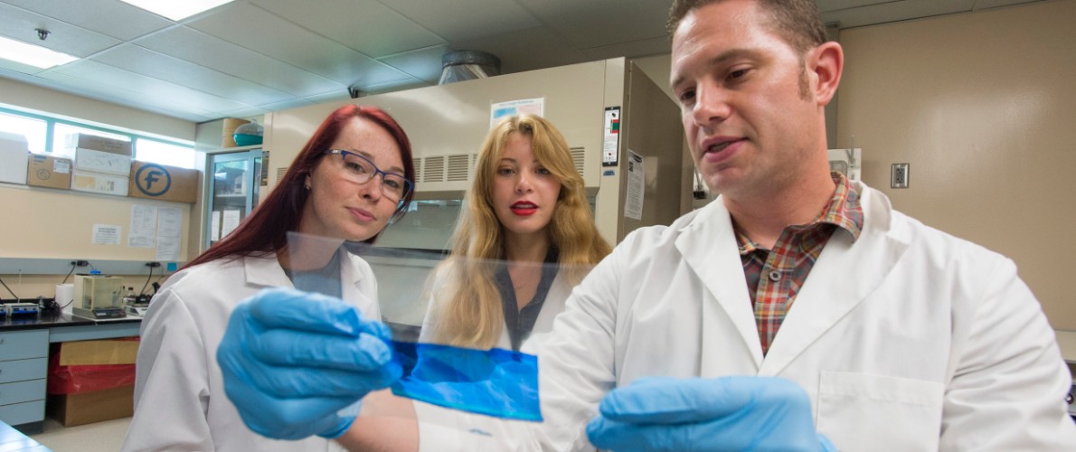 SIU students in lab looking at sample